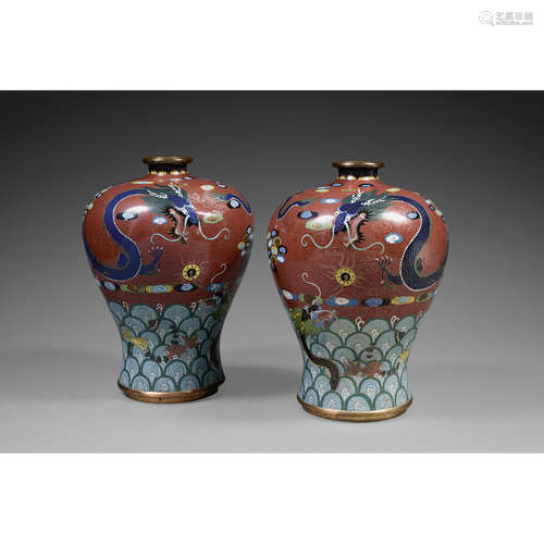 PAIRE DE VASES MEIPING