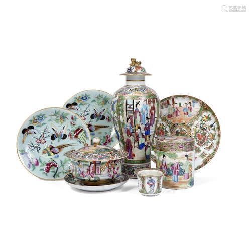 SUITE D'OBJETS EN PORCELAINE DE CANTON