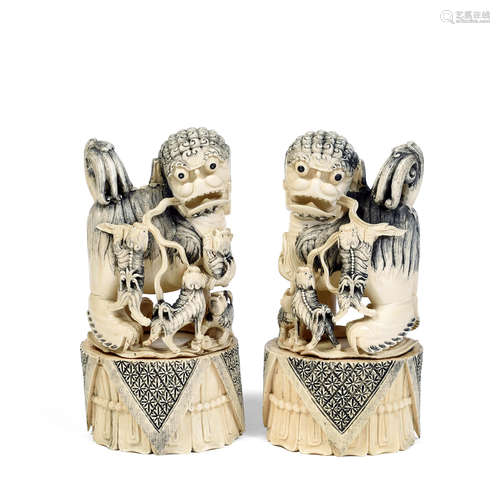 ~ PAIRE DE STATUETTES DE LIONS BOUDDHIQUES