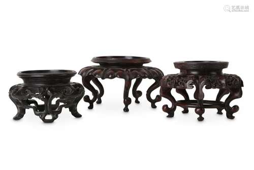 THREE CHINESE WAISTED HONGMU WOOD BOWL STANDS.