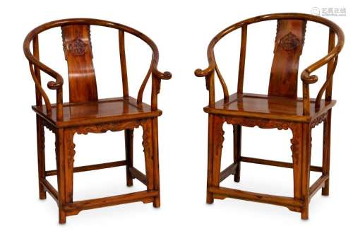 A PAIR OF CHINESE HUANGHUALI HORSESHOE BACK CHAIRS.