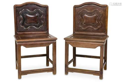 A PAIR OF CHINESE HONGMU WOOD CHAIRS.