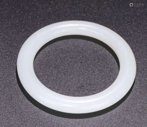 A WHITE HETIAN JADE CARVED BANGLE