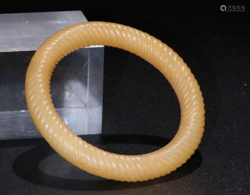 A HETIAN JADE CARVED ROPE KNOT PATTERN BANGLE