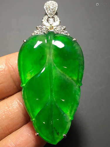 A TRANSLUCENT JADEITE ZHENGYANG GREEN LEAF SHAPED PENDANT