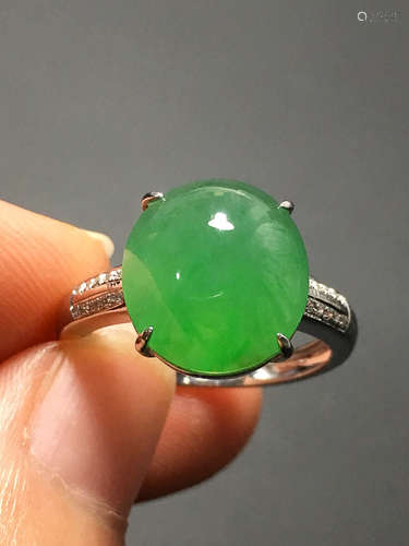 A TRANSLUCENT JADEITE ZHENGYANG GREEN CABOCHON RING