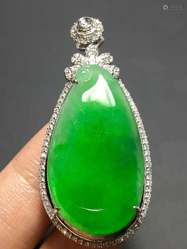 A TRANSLUCENT JADEITE ZHENGYANG GREEN PENDANT