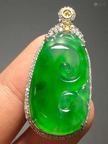 A TRANSLUCENT JADEITE ZHENGYANG GREEN PENDANT