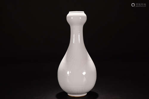 A DINASTY MING STYLE  WHITE VASE