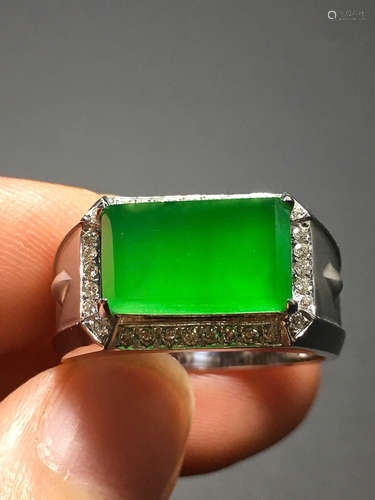 A TRANSLUCENT JADEITE ZHENGYANG GREEN RECTANGULAR SHAPED RING