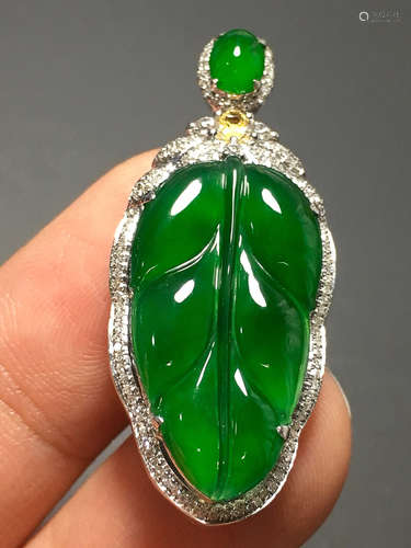 A TRANSLUCENT JADEITE ZHENGYANG GREEN LEAF SHAPED PENDANT