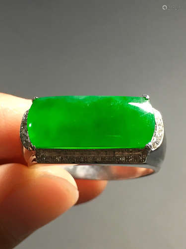 A TRANSLUCENT JADEITE ZHENGYANG GREEN RECTANGULAR SHAPED RING