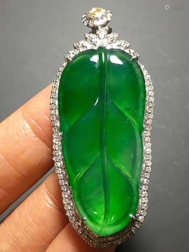 A TRANSLUCENT JADEITE ZHENGYANG GREEN LEAF SHAPED PENDANT