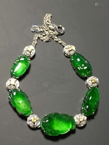 A TRANSLUCENT JADEITE ZHENGYANG GREEN AUSPICIOUS BEAST BRACELET