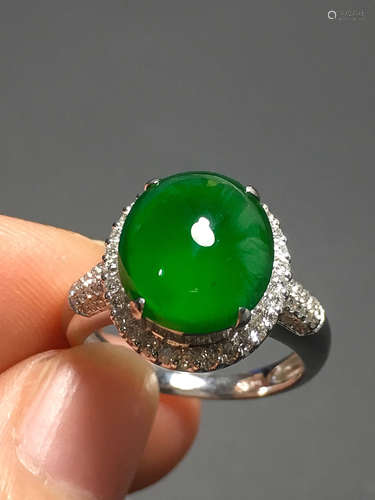 A TRANSLUCENT JADEITE ZHENGYANG GREEN CABOCHON RING