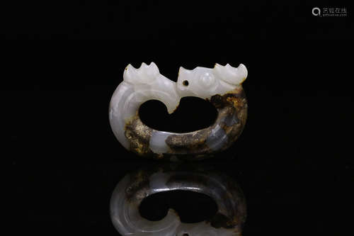 AN OLD HETIAN JADE OF DRAGON SHAPED PENDANT