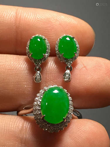 A TRANSLUCENT JADEITE ZHENGYANG GREEN CABOCHON RING & STUD EARRING SET