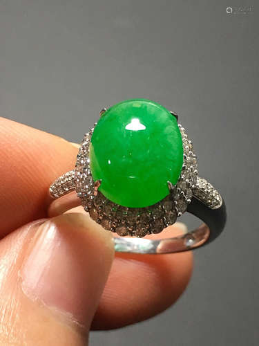 A TRANSLUCENT JADEITE ZHENGYANG GREEN CABOCHON RING