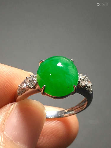 A TRANSLUCENT JADEITE ZHENGYANG GREEN CABOCHON RING