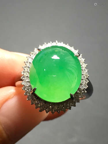 A TRANSLUCENT JADEITE ZHENGYANG GREEN CABOCHON RING