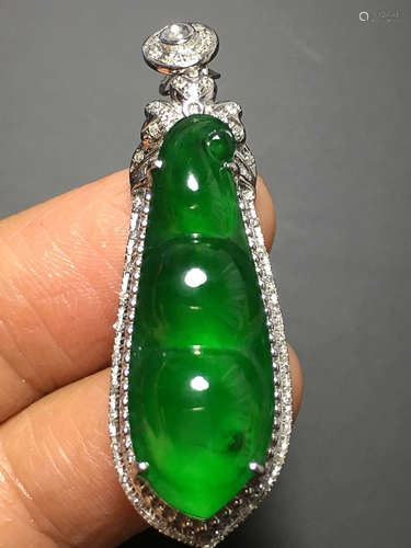 A TRANSLUCENT JADEITE  ZHENGYANG GREEN AUSPICIOUS BEANS PENDANT