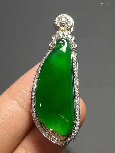 A TRANSLUCENT JADEITE ZHENGYANG GREEN PENDANT