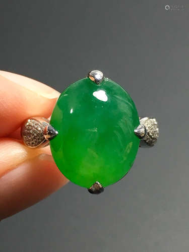 A TRANSLUCENT JADEITE ZHENGYANG GREEN CABOCHON RING