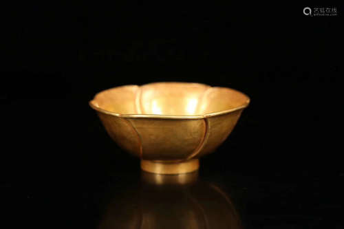 7-9TH CENTURY, A FLORAL PATTERN GOLD KWAI MOUTH BOWL, TANG DYNASTY