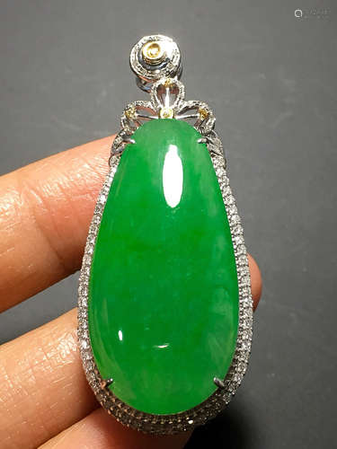 A TRANSLUCENT JADEITE ZHENGYANG GREEN WATER DROP SHAPED PENDANT