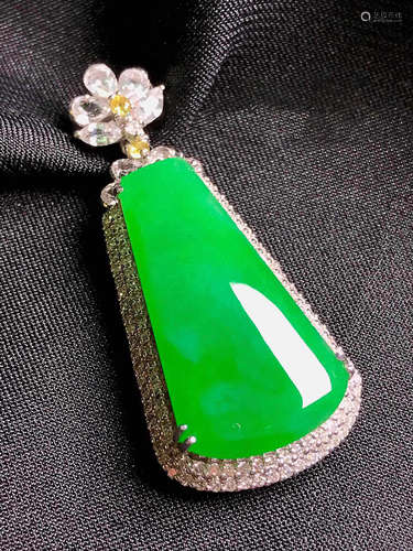 AN OLD PIT JADEITE ZHENGYANG GREEN AUSPICIOUS PENDANT