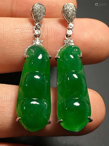 A TRANSLUCENT JADEITE  ZHENGYANG GREEN AUSPICIOUS BEANS EARDROP