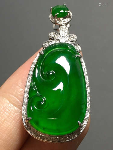 A TRANSLUCENT JADEITE ZHENGYANG GREEN PENDANT