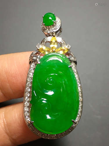 A TRANSLUCENT JADEITE ZHENGYANG GREEN PENDANT