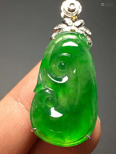 A TRANSLUCENT JADEITE ZHENGYANG GREEN PENDANT