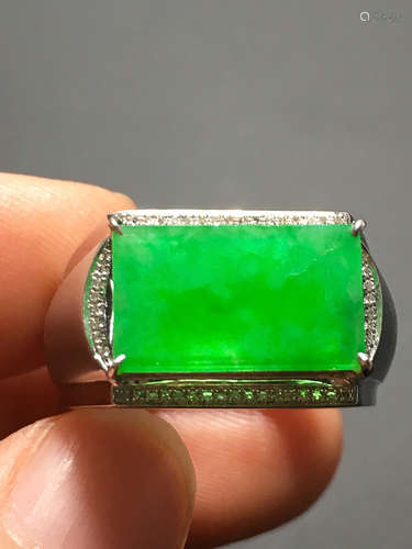 A TRANSLUCENT JADEITE ZHENGYANG GREEN RECTANGULAR SHAPED RING