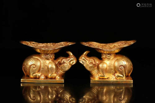 7-9TH CENTURY, A PAIR OF RHINOCEROS DESIGN GOLD PILLOWS, TANG DYNASTY.