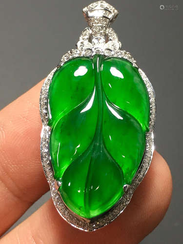 A TRANSLUCENT JADEITE ZHENGYANG GREEN LEAF SHAPED PENDANT