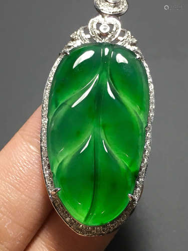 A TRANSLUCENT JADEITE ZHENGYANG GREEN LEAF SHAPED PENDANT