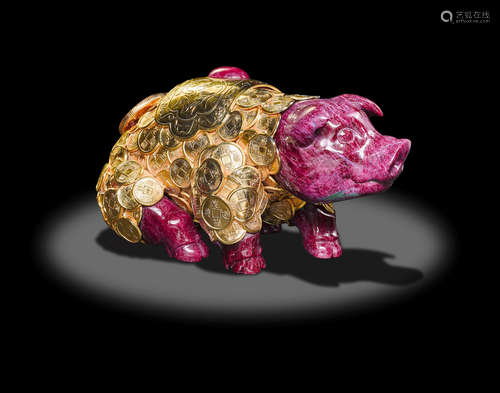 Carved Ruby Pig by Luis Alberto Quispe Aparicio