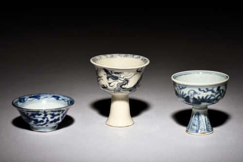 GROUP OF THREE BLUE AND WHITE PORCELAIN