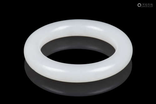 JADE ROUND BANGLE