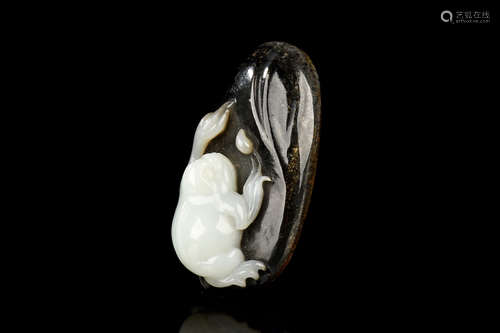 BLACK AND WHITE JADE CLEVERLY CARVED 'TOAD' ORNAMENT