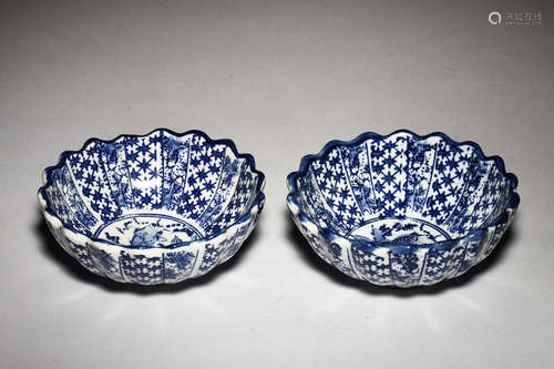 PAIR OF BLUE AND WHITE FLORIFORM 'GOLDFISH' BOWLS