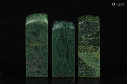 GROUP OF THREE MALACHITE STAMP SEALS