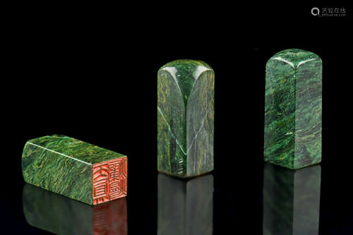 GROUP OF THREE MALACHITE STAMP SEALS