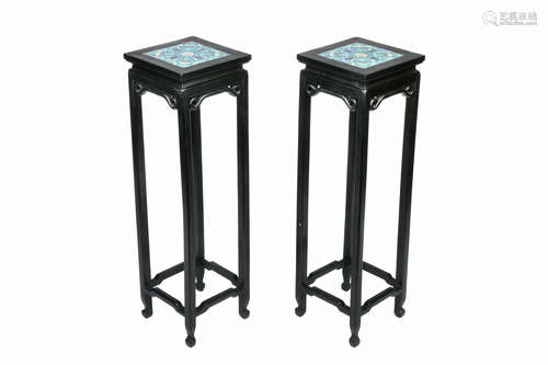 PAIR OF LACQUER WOOD SIDE TABLE WITH CLOISONNE TABLE TOP