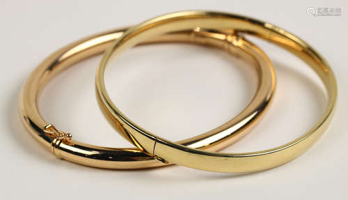 (Lot of 2) 14k yellow gold bracelets Including 1) 14k yellow gold round hollow hinged bangle,