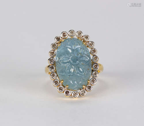 Aquamarine, diamond and 18k yellow gold ring Centering (1) carved aquamarine, measuring