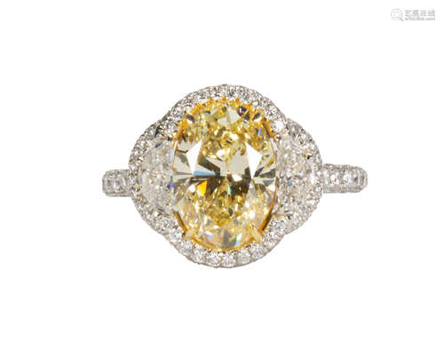 Natural fancy yellow diamond, diamond, 18k yellow gold and platinum ring Centering (1) natural fancy