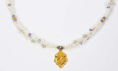 Cultured pearl, tanzanite, aquamarine and yellow gold necklace Centering (1) 20k yellow gold